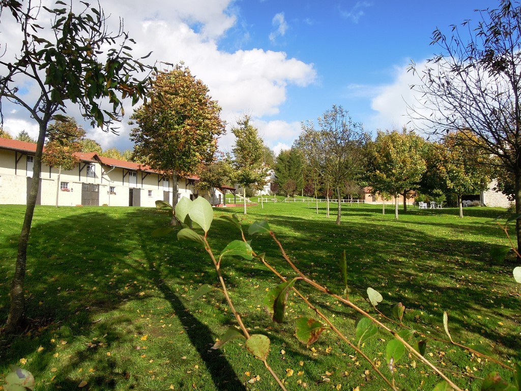 Hunting lodge (right), garden with view on the horse stables, garçonnière (first floor Grand stable), house of the caretaker (in front above), 23-10-013